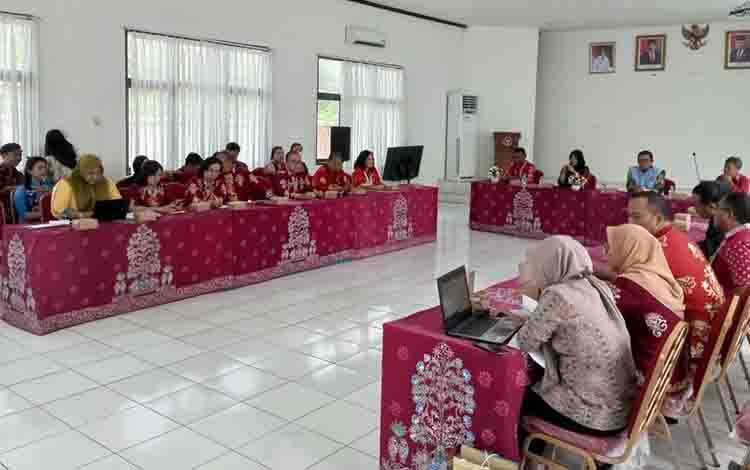 Sekretaris Badan Kesbangpol Fajar Sriningsih saat menyampaikan sambutan. (FOTO: FAJAR)