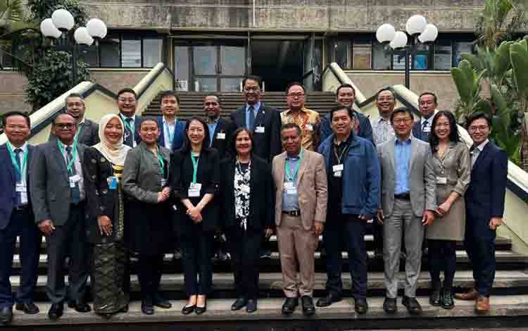 Peneliti asal Indonesia bernama Edvin Aldrian (kelima dari kiri atas) dan Joni Jupesta (keempat dari kanan atas) berfoto bersama dengan delegasi ASEAN pada pertemuan IPCC di Nairobi, Kanya, pada Jumat (28/7/2023). (ANTARA/HO-Dokumen Pribadi)