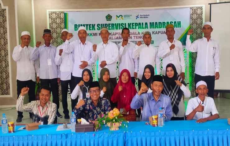 Kepala Kemenag Kapuas, Hamidhan bersama para peserta bimtek supervisi kepala madrasah. (FOTO: IST)