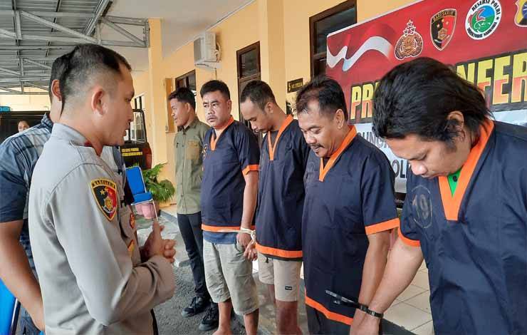Wakapolres Kobar Kompol Wilhelmus Helky saat megintrorgasi 4 tersangka penyalahgunaan narkotika