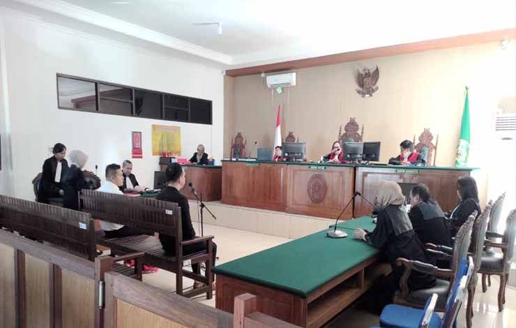 Kedua terdakwa saat menjalani sidang tuntutan di Pengadilan Tipikor Palangka Raya, Selasa sore, 8 Agustus 2023 (Istimewa)