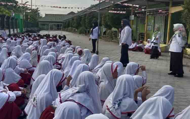 Pelajar MIN 1 Kapuas saat disosialisasikan pencegahan bullying. (FOTO: IST)