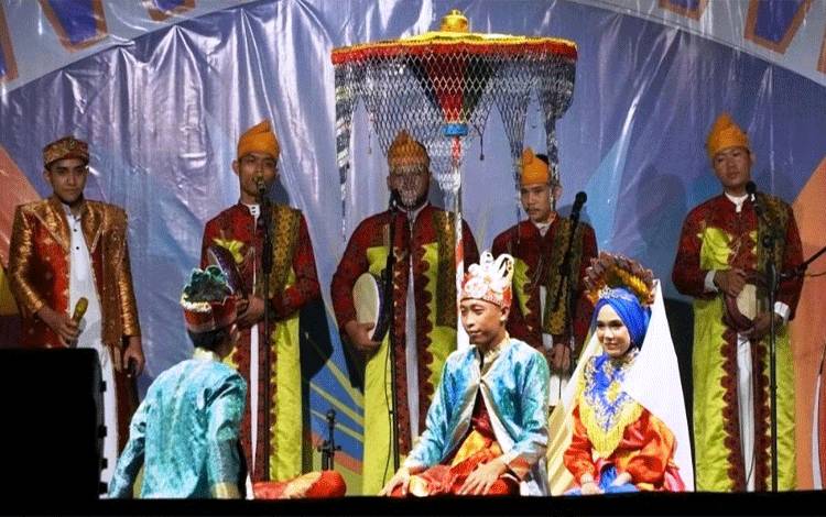 Sanggar Seni Sabayan Tujuh tengah tampil pada?Night Aru?Event?yang digelar di Pasar Induk Nanga Bulik. (FOTO : HENDI NURFALAH)