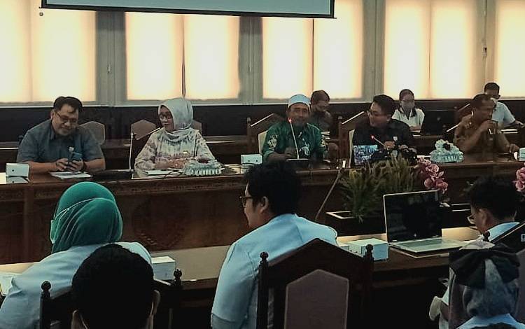 Ketua Komisi III DPRD Kalteng, Siti Nafsiah (jilbab putih) ketika mengikuti rapat kerja bersama mitra dewan Kalteng. (FOTO: DONNY D)
