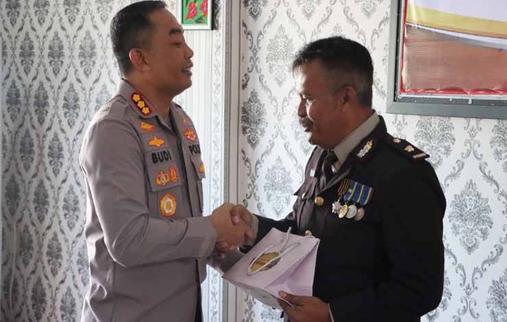 Kapolresta Palangka Raya Kombes Pol Budi Santosa saat menyalami Kabag SDM Polresta yang lama Kompol Stevanus Tri Gatot Subroto (Foto : Humas Polresta Palangka Raya)