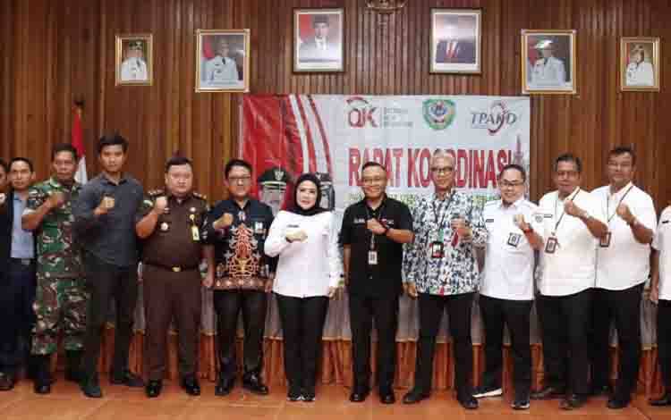 Wakil Bupati Seruyan Iswanti foto bersama pada kegiatan?Rapat Koordinasi Program Kerja Tim Percepatan Akses Keuangan Daerah (TPAKD) di Kabupaten Seruyan. (FOTO: IST)