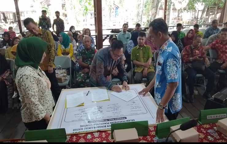 Kepala BLUD UPT Puskesmas Pahandut dr Muhammad Rizal saat menandatangani komitmen bersama percepatan stunting. (Foto : Pathur)