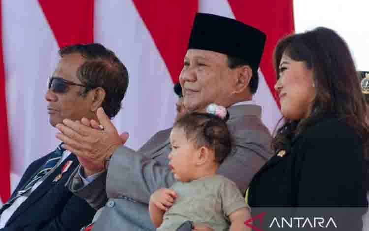 Menteri Pertahanan Prabowo Subianto (tengah), Menteri Koordinator Politik Hukum dan Keamanan Mahfud MD (kiri) dan Ketua Komisi I DPR Meutya Viada Hafid (kanan) tengah menyaksikan demonstrasi unjuk kebolehan pasukan Komponen Cadangan (Komcad) TNI angkatan 2023 di Pusdiklatpassus Kopassus Batujajar, Kabupaten Bandung Barat, Jumat (11/8/2023). (ANTARA/Novrian Arbi/Ricky Prayoga)