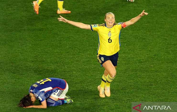 Pesepak bola wanita Swedia Magdalena Eriksson (kanan) berelebrasi di samping pemain Jepang Aoba Fujino yang bersedih usai pertandingan babak perempat final sepak bola Piala Dunia Wanita FIFA 2023 di Eden Park, Auckland Selandia Baru, Jumat (11/8/2023). Jepang tersingkir setelah dikalahkan Swedia dengan skor 1-2. ANTARA FOTO/Reuters/Hannah Mckay/nym
