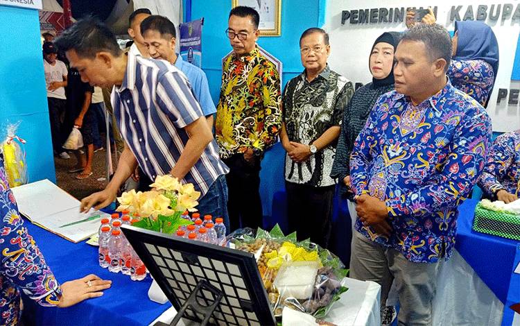 Bupati Barito Utara, H Nadalsyah bersama Wakil Bupati, Ketua DPRD, unsur FKPD dan Kepala perangkat daerah saat mengunjungi stand Badan Pengelola Pendapatan Daerah (BPPD) Barito Utara, Sabtu malam, 12 Agustus 2023. (Foto: Dhani)?