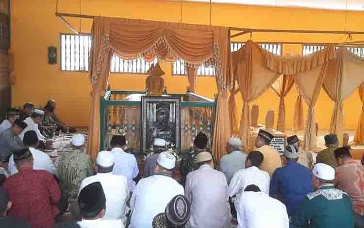 Suasana Haul ke-118 Almarhum Sri Paduka Raja Ke - 11 Pangeran Ratu Anum Kusuma Yuda, di Komplek Pemakaman Gubah Bosar.