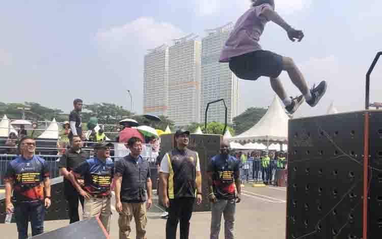 Presiden Federation Internationale de Gymnastique (FIG) Morinari Watanabe (tiga dari kanan), Menpora RI Dito Ariotedjo (dua dari kanan), dan Founder Parkour Charles Perriere (kanan) ketika menyaksikan atraksi parkur dari peserta Brick Parkour Asian Tour 2023 Indonensia di AEON Mall BSD City, Tangerang, Banten, Sabtu (12/8/2023). (ANTARA/Zaro Ezza Syachniar)