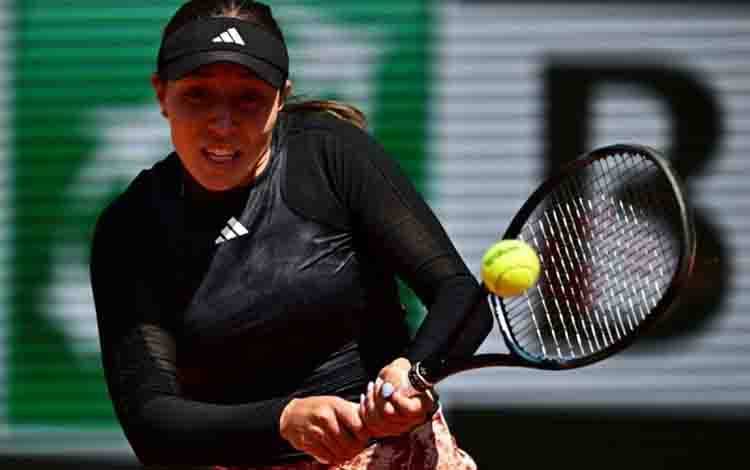 Petenis Amerika Serikat Jessica Pegula mengembalikan bola dengan backhand ke petenis Belgia Elise Mertens pada hari keenam French Open, Court Philippe-Chatrier, Paris. (2/6/2023). (ANTARA/AFP/JULIEN DE ROSA.)