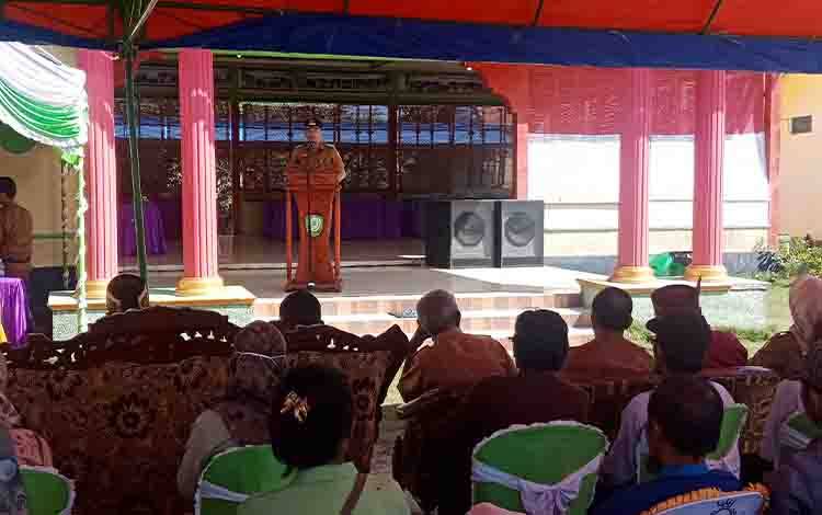 Camat Mentawa Baru Ketapang Eddy Hidayat Setiadi saat memberi sambutan pada penilaian lomba BUMDes di Desa Bapeang, Senin, 14 Agustus 2023. (FOTO: DEWIP)?