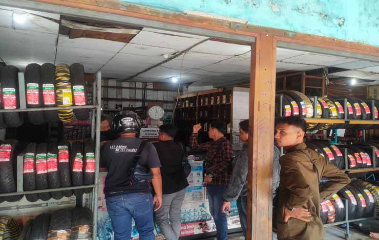 Pemilik toko tempat kejadian pencurian saat diwawancarai oleh media