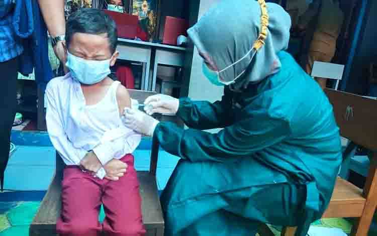 Pelajar sedang suntik imunisasi di Kota Palangka Raya. (FOTO: RENDHIK ANDIKA)