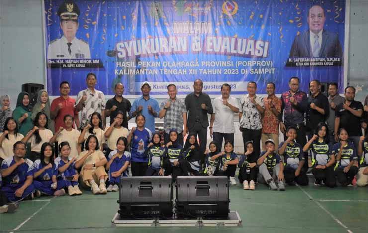 Sekda Kapuas bersama jajaran KONI Kapuas dan para atlet usai syukuran dan evaluasi hasil Porprov Kalteng XII tahun 2023. (FOTO: IST)