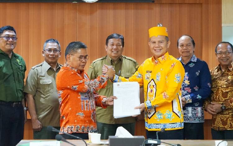 Bupati Gunung Mas Jaya S Monong (batik kuning) saat menerima salinan SK status hutan adat Gunung Mas di Jakarta, Selasa, 8 Agustus 2023. (FOTO: IST)