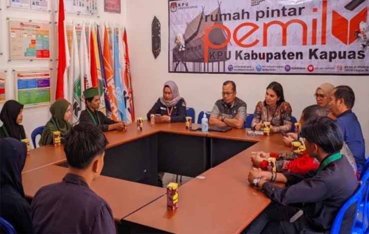 Jajaran KPU Kapuas saat lakukan audiensi dengan mahasiswa, bertempat di ruang RPP. (FOTO: IST)