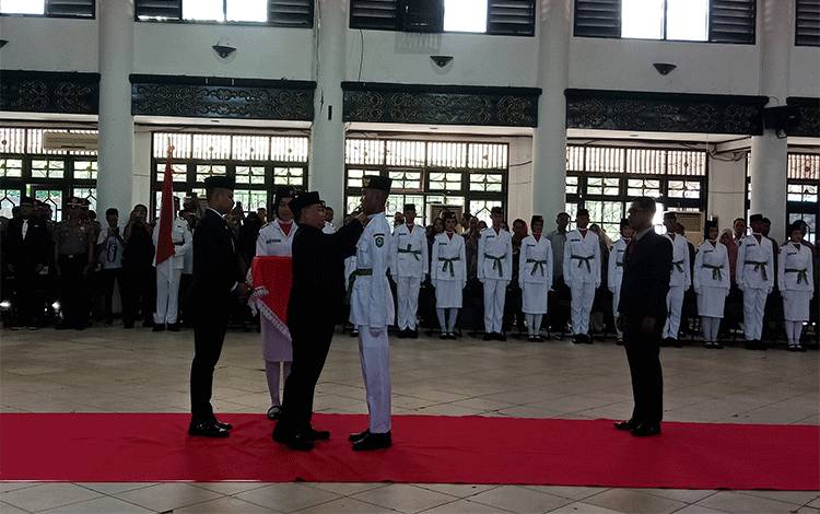 Bupati Kotawaringin Timur Halikinnor saat mengukuhkan paskibra di Gedung Serba Guna Sampit, Rabu, 16 Agustus 2023. (FOTO: DEWIP)?