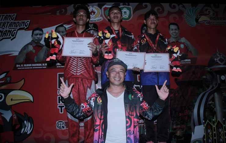 Ketua Persatuan Atletik Seluruh Indonesia (PASI) Seruyan, Muhamad Mukhlis? bersama!?atlet Atletik Seruyan yang telah berhasil mengukir prestasi di Porprov Kalteng (Foto ; Ist)