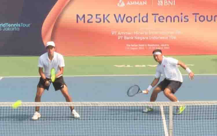 Petenis ganda putra Indonesia Christopher Rungkat (kanan) bersama Nathan Barki (kiri) beraksi dalam perempat final Amman BNI M25K melawan Yutha Khawasi/Jeamon Lee di Hotel Sultan, Jakarta, Kamis (17/8/2023). (ANTARA/HO)