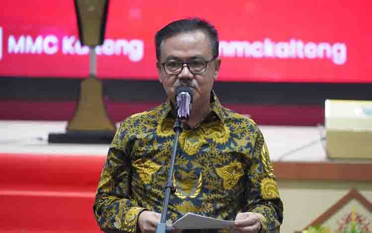 Sahli Gubernur Kalteng Bidang Pemerintahan, Hukum, dan Politik Herson B. Aden bacakan sambutan di Aula Jayang Tingang, Jumat malam, 18 Agustus 2023. (FOTO: ALDO)