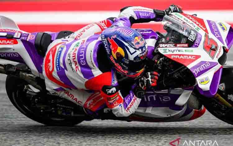 Pembalap Prima Pramac Racing Johann Zarco melaju saat sesi latihan bebas di Sirkuit Red Bull Ring, Spielberg, Austria pada 18 Agustus 2023, jelang MotoGP Austria. (ANTARA/AFP/JURE MAKOVEC)