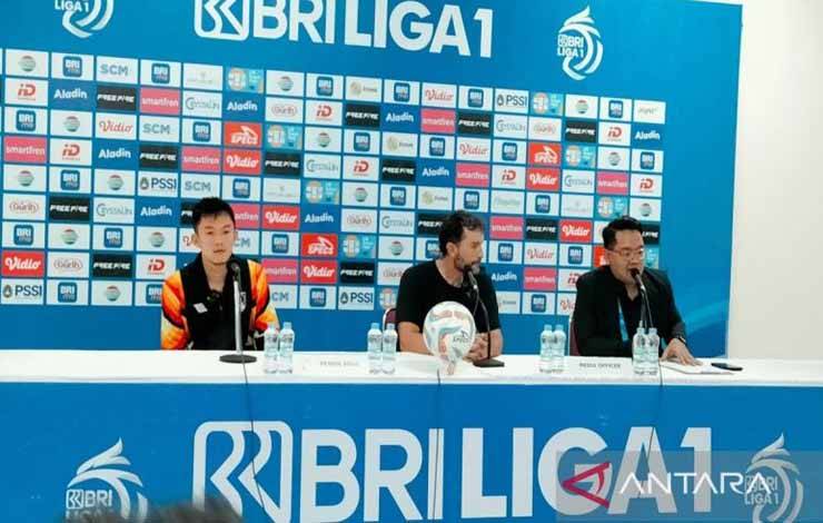 Pelatih Persis Solo Leonardo Medina (tengah) didampingi pemain gelandang Persis Sutanto Tan (kiri), dalam Konferensi Persi usai pertandingan di Stadion Manahan Solo, Sabtu (19/8/2023). ANTARA/Bambang Dwi Marwoto