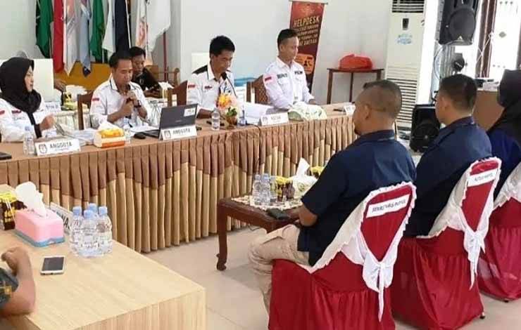 Komisioner KPU Kabupaten Lamandau tengah memeriksa dan menerima dokumen caleg dari Parpol peserta pemilu 2024. (FOTO : HENDI NURFALAH)