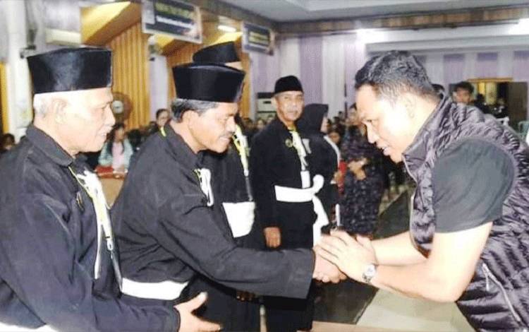 Bupati Lamandau Hendra Lesmana menyalami sejumlah pengurus PSHT Cabang Lamandau. (FOTO : HENDI NURFALAH)