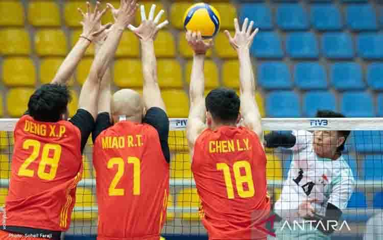 Pemain voli putra tim nasional Indonesia Farhan Halim melakukan spike saat menghadapi timnas China dalam ajang Kejuaraan Voli Asia atau Asian's Mens Vollyball Championship 2023 yang berlangsung di Hall 2 Urmia, Iran, Sabtu (19/8/2023) (ANTARA/HO-Asian's Mens Vollyball Championship 2023)