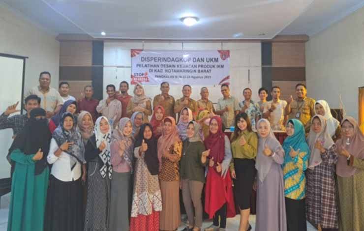 Pemateri dan pesertb?pelatihan desain kemasan produk IKM?melakukan foto bersama. (Foto : Disperindagkop UKM Kobar)