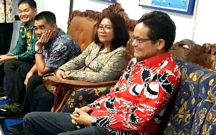 Ketua Komisi I DPRD Kalteng, Yohannes Freddy Ering (kanan) bersama dengan Anggota DPRD Kalteng lainnya ketika melaksanakan reses. (FOTO DOK RESES FREDDY ERING)