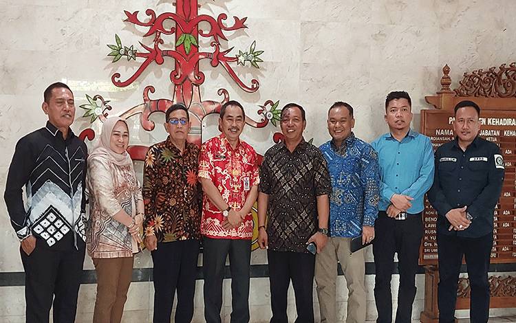 Sekretaris DPRD Kapuas, Perry Noah bersama jajaran Komisi II DPRD Kotabaru, Kalsel pada Kamis, 24 Agustus 2023. (FOTO: DODI)