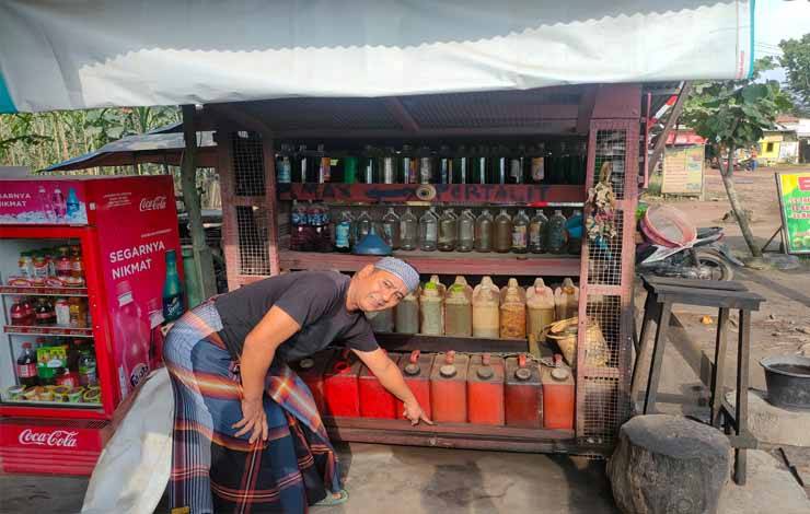 Pemilik warung BBM yang dicuri oleh dua orang pelaku yang berada di Jalan HM. Arsyad bundaran KB, Sampit, Kabupaten Kotim. Kamis, 24 Agustus 2023. (FOTO: BUDDI)