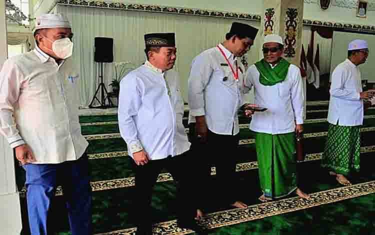Ketua DPRD Kalteng, Wiyano (dua dari kiri) ketika menghadiri Tabligh Akbar bersama Guru Mulia Al-Habib Umar Bin Hafidz serta peletakan batu pertama tanda mulai dibangunnya Ponpes Darul Iman di Palangka Raya, baru-baru ini. (FOTO: DPRD KALTENG)