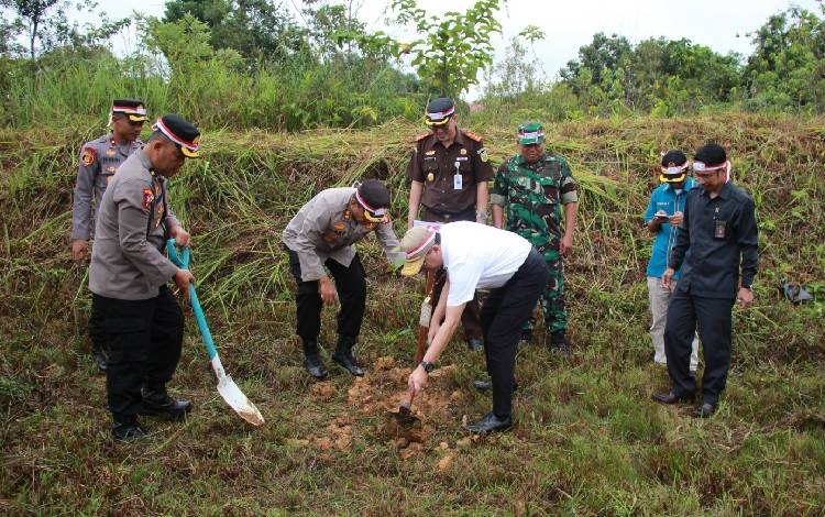 Pj Sekda Gunung Mas Richard (kaus putih), Kapolres Gunung Mas AKBP Asep Bangbang Saputra dan lainnya saat mengikuti kegiatan penananam 1000 bibit pohon, Rabu, 23 Agustus 2023. (FOTO: HUMAS POLRES GUNUNG MAS)