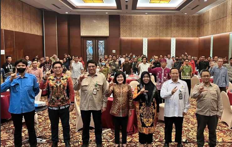 Deputi Bidang Konstruksi Operasi dan Pemeliharaan bersama Bupati Pulang Pisau dan Jajaran menghadiri Focus Group Discussion (FGD) Sosialisasi dan Penyusunan Rencana Aksi Bersama Model Restorasi Gambut Sistematis dan Terpadu pada KHG Sungai Kahayan-Sungai Sebangau. (FOTO: BRGM)