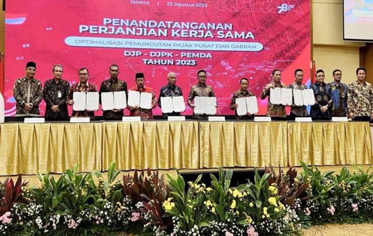 akil Bupati Barito Timur Habib Said Abdul Saleh (enam kanan) memperlihatkan perjanjian kerjasama optimalisasi pajak pusat dan daerah dengan disaksikan KPK bersama dengan Deputi Bidang Pencegahan dan Monitoring, Direktorat Jenderal Perimbangan Keuangan, serta sejumlah kepala daerah lainnya di Aula Cakti Buddhi Bhakti (CBB), Gedung Marie Muhammad, Kantor Direktorat Jenderal Pajak Jakarta di Jakarta, Selasa (22/08/2023). (ANTARA/HO-Diskominfosantik Barito Timur)