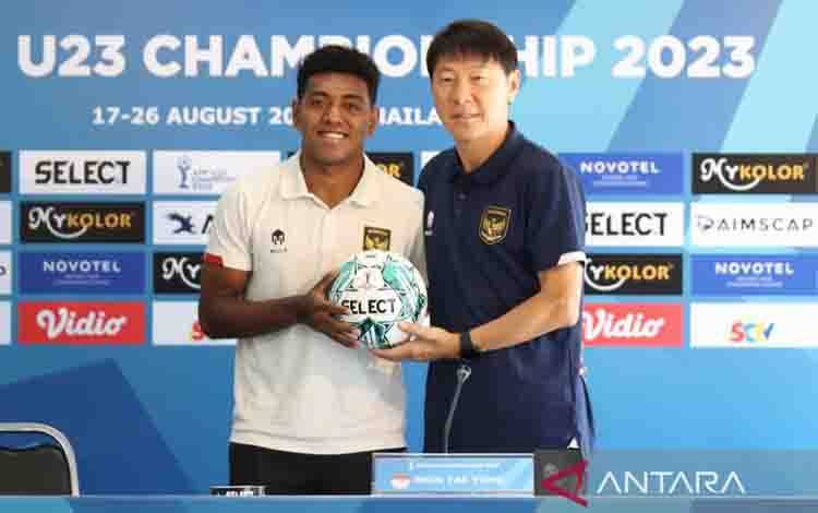 Pemain timnas Indonesia U-23 Jeam Kelly Sroyer (kiri) dan pelatih timnas U-23 Shin Tae-yong (kanan) berfoto bersama setelah konferensi pers menjelang pertandingan final Piala AFF U-23, yang berlangsung di Stadion Provinsi Rayong, Thailand, Jumat (25/8/2023). (ANTARA/HO/PSSI)