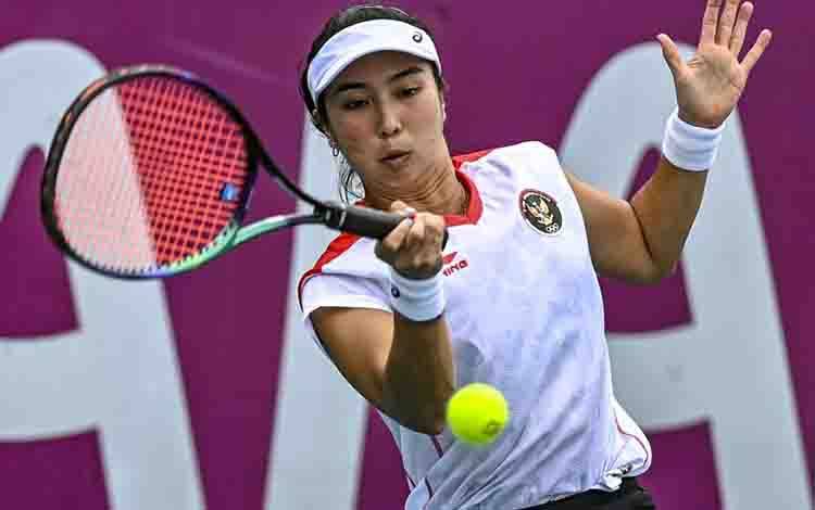 Foto arsip - Aldila Sutjiadi saat menghadapi petenis Thailand Aunchisa Chanta dalam final tenis beregu putri SEA Games 2023 di Tennis Arena, Morodoc Techo National Stadium, Phnom Penh, Kamboja, Selasa (9/5/2023). ANTARA FOTO/Muhammad Adimaja/foc