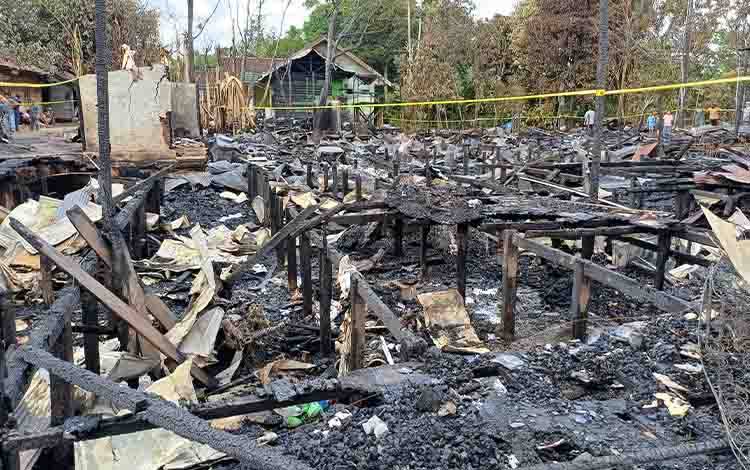 Sisa reruntuhan rumah terbakar di Kelurahan Kota Besi Hulu, Kecamatan Kota Besi, Kabupaten Kotawaringin Timur, Sabtu, 26 Agustus 2023. (FOTO: DEWIP)