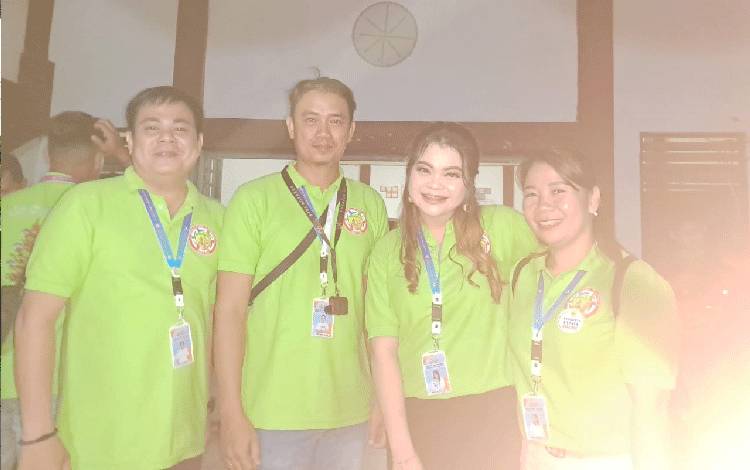 Ketua Panitia Festival dan Konser Musik Pemuda GKE Mega Selvia (dua dari kanan) dan lainnya. (FOTO: IST)