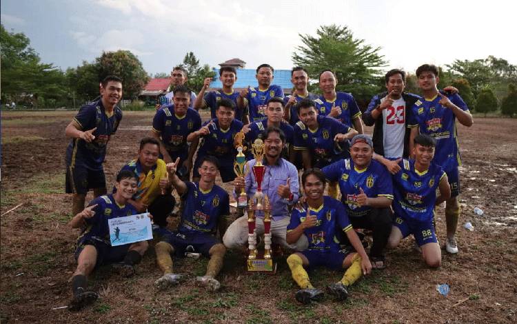 Res Gumas FC saat memamerkan pialanya usai mejadi juara I di Kejuaraan Sepak Bola Sepang Cup 2023, Jumat, 25 Agustus 2023.(FOTO: HUMAS POLRES GUMAS)