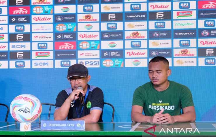 Pelatih Kepala Persikabo 1973 Aji Santoso (kiri) bersama pemain Husna Al Malik saat memberikan keterangan pers jelang laga melawan Arema FC di Stadion Kapten I Wayan Dipta, Kabupaten Gianyar, Bali, Minggu (27/8/2023). ANTARA/Dewa Ketut Sudiarta Wiguna