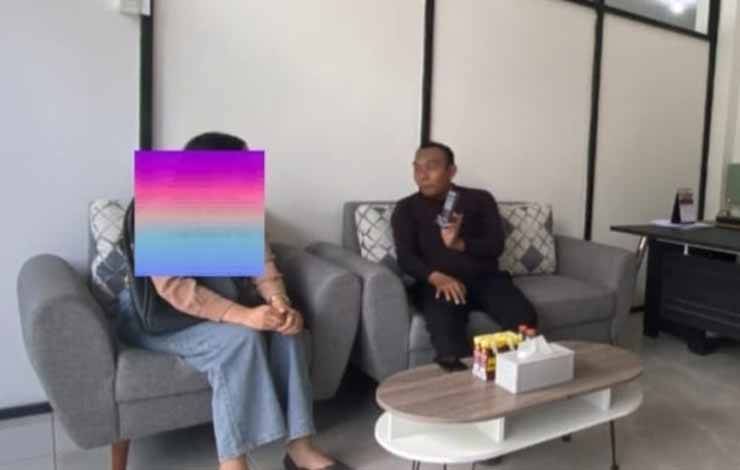 Dk saat dibina oleh Ketua Tim Virtual Police Bidhumas Polda Kalteng Ipda H Shamsuddin (Foto : Bidhumas Polda Kalteng)