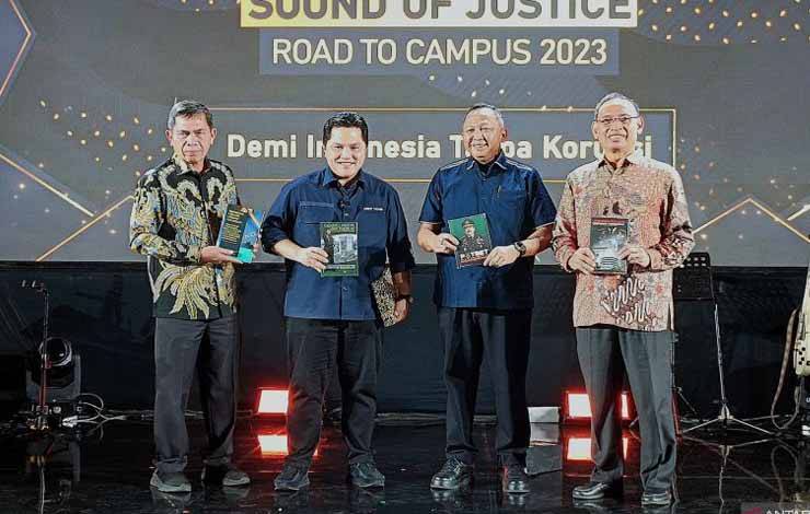 Menteri BUMN Erick Thohir (kedua kiri) bersama Jaksa Agung Muda Bidang Tindak Pidana Umum (Jampidum) Kejaksaan Agung Fadil Zumhana (kiri), Kepala Pusat Penerangan Hukum (Kapuspenkum) Kejaksaan Agung (Kejagung) Ketut Sumedana (kedua kanan) dan Rektor Universitas Airlangga (Unair) Surabaya Prof Mohammad Nasih (kanan) foto bersama saat kegiatan "Sound of Justice Road to Campus 2023" di Aseec Tower Universitas Airlangga Surabaya, Minggu (27/8/2023). (ANTARA/Naufal Ammar Imaduddin)
