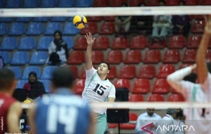 Pemain voli putra tim nasional Indonesia yang berposisi setter Dio Zulfikri dalam pertandingan menghadapi Thailand pada perebutan peringkat ke-9 Kejuaraan Voli Asia 2023 atau Asian Men's Volleyball Championship 2023 yang berlangsung di Hall 2 Shahidan Ahandoust Hall, Urmia, Iran, Sabtu (26/08/2023). (ANTARA/HO-Asian's Mens Vollyball Championship 2023)