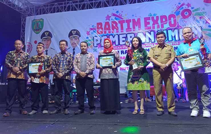 Bupati dan Wakil Bupati Barito Timur, Sekretaris Daerah serta Asisten II Sekda berfoto bersama para pemenang penilaian stan pameran pada Bartim Expo 2023. (FOTO: BOLE MALO)